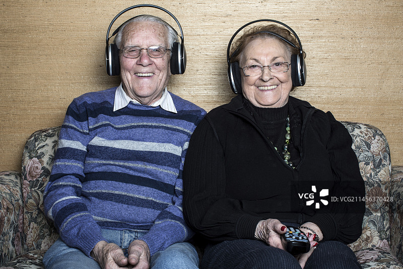 一对年长的夫妇戴着耳机图片素材
