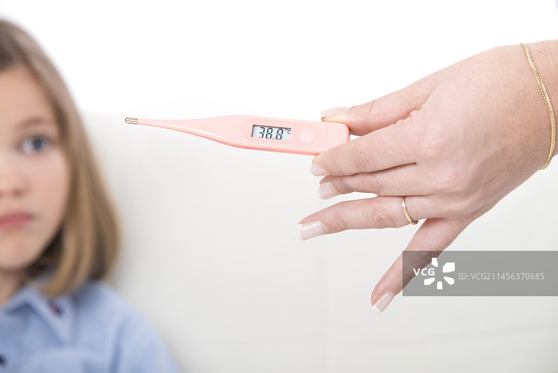 手持数字温度计的人图片素材