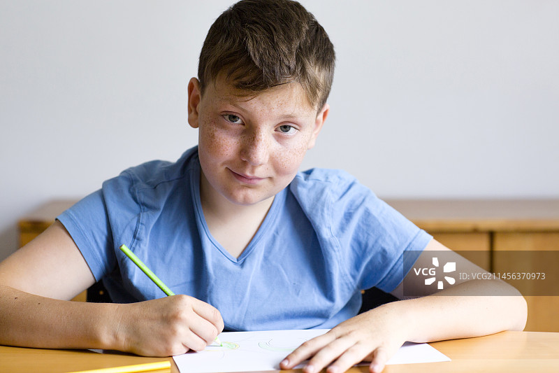 男孩在做作业图片素材