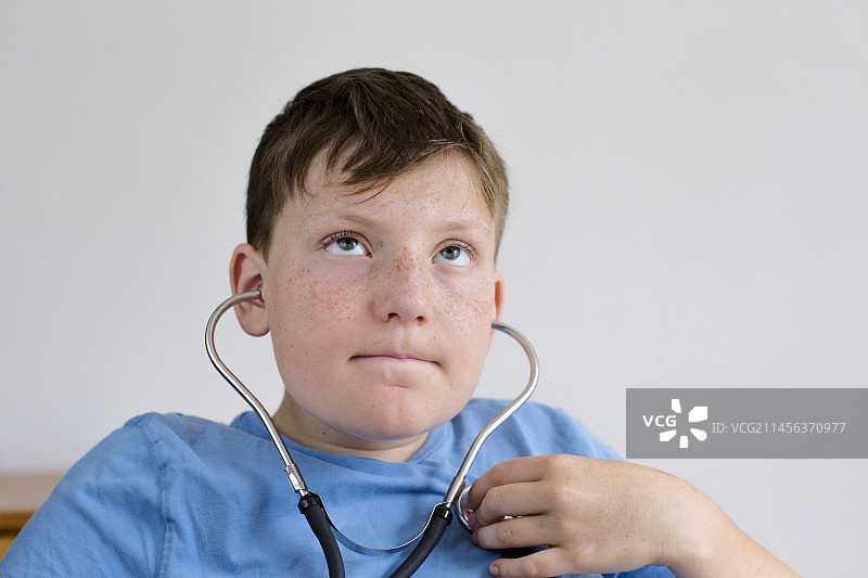 男孩使用听诊器图片素材