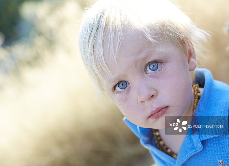 看向镜头的沉思男孩图片素材