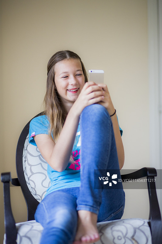 使用智能手机的少女图片素材