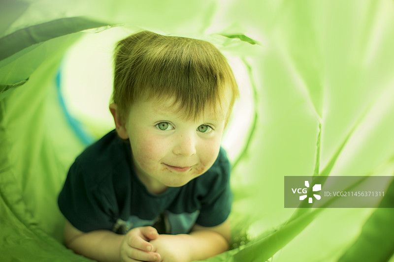 绿色隧道里的男孩图片素材