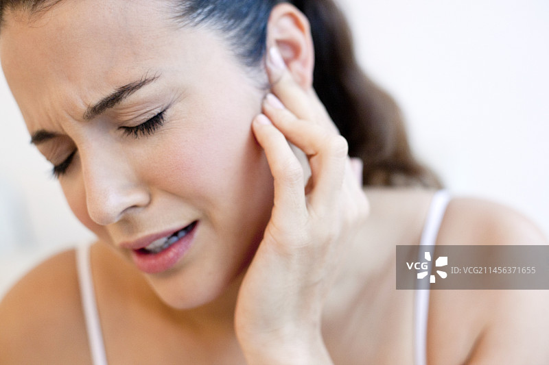 患有耳痛的女人图片素材