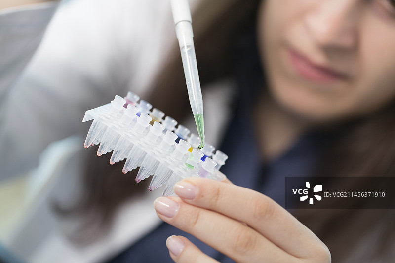 实验室技术员手持试管图片素材