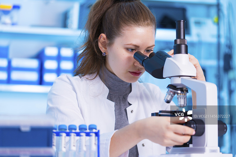 科学家使用显微镜图片素材