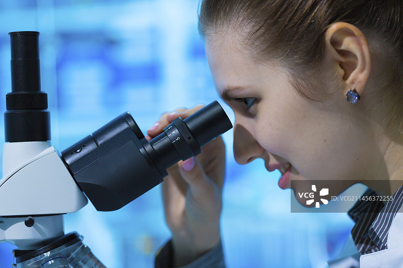 科学家使用显微镜图片素材