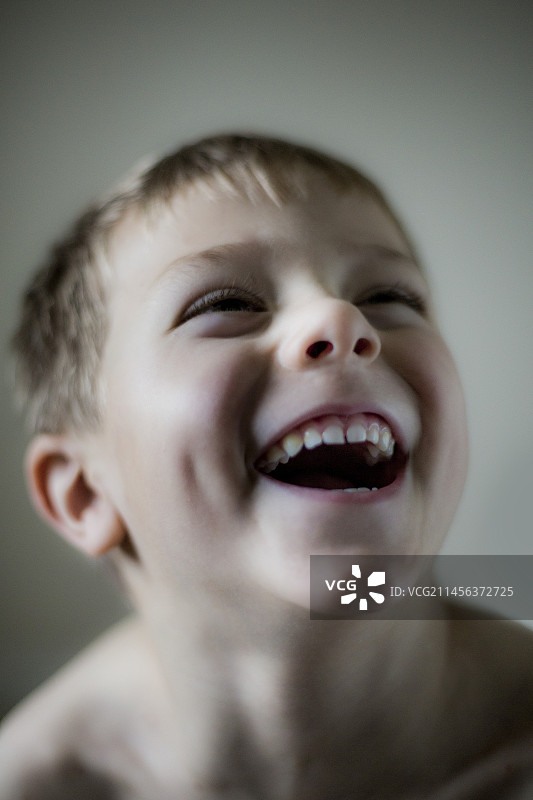 欢笑的年轻男孩图片素材