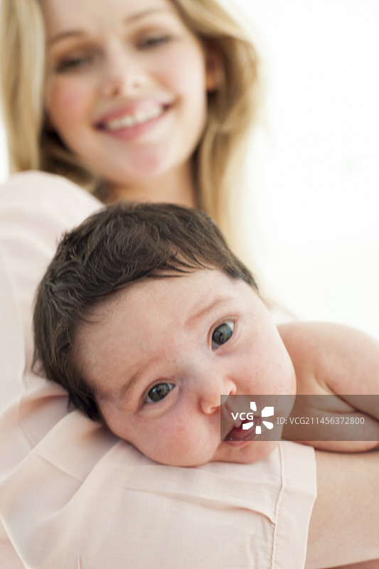 背景中有母亲的婴儿图片素材