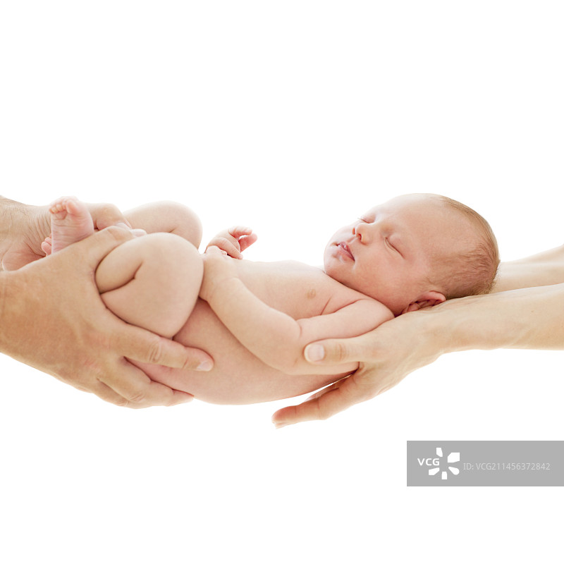 父母抱着新生儿子图片素材