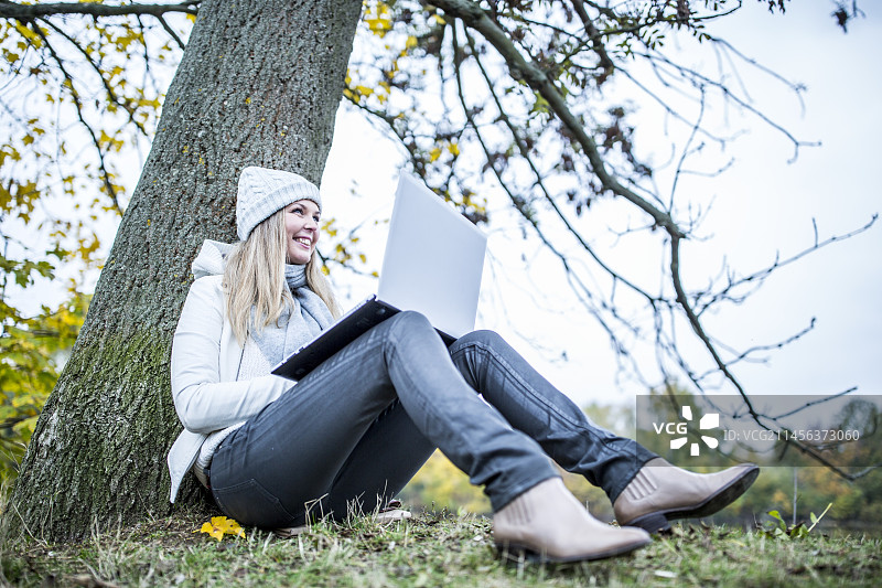 年轻女子使用笔记本电脑图片素材