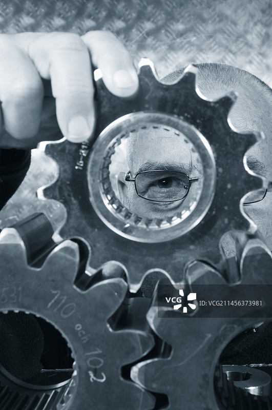 工程师观察齿轮图片素材
