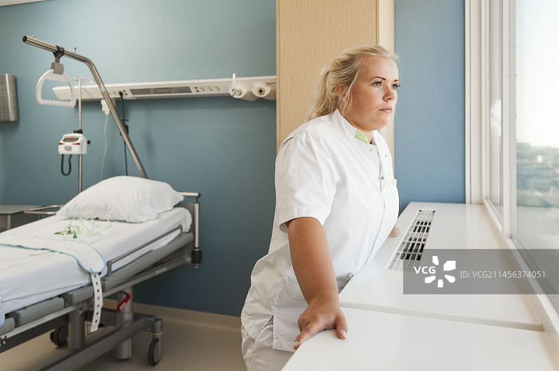 女护士正在望着窗外图片素材