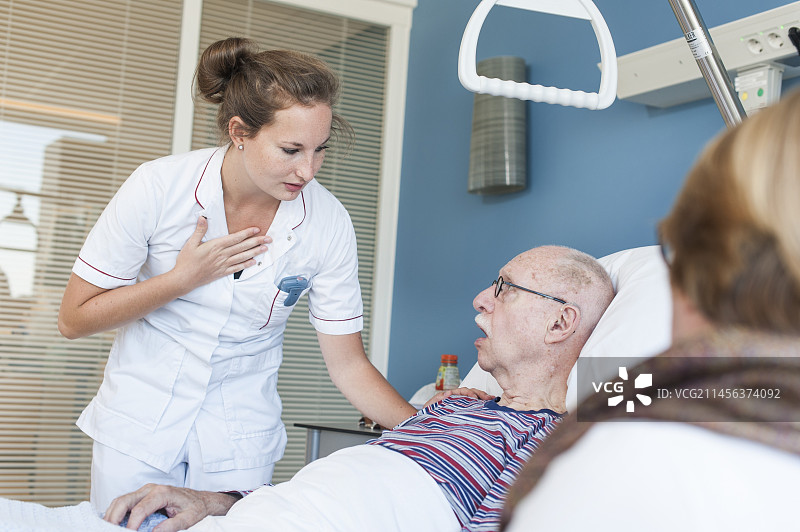 护士与老年男人交谈图片素材