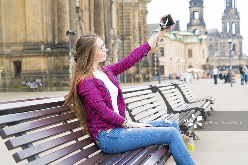 年轻女人用相机自拍图片素材