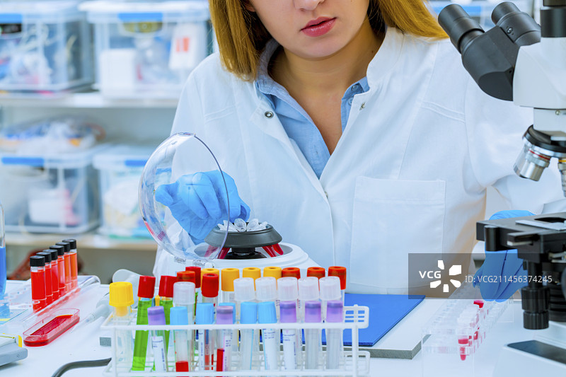 女人将微量管放入离心机图片素材