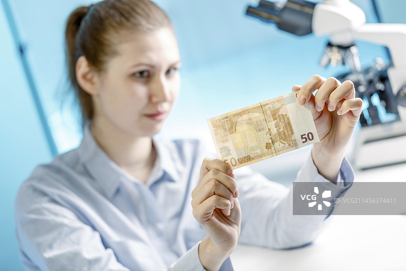 拿着纸币的女人图片素材