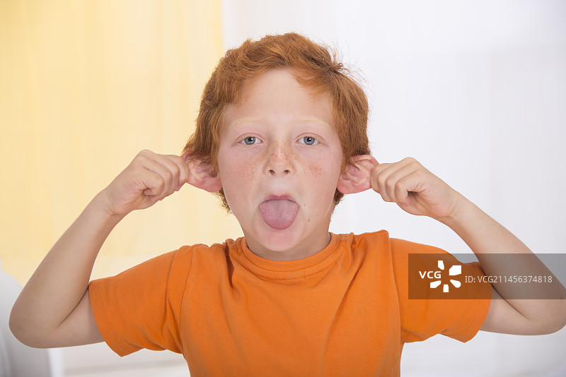 做鬼脸的男孩肖像图片素材