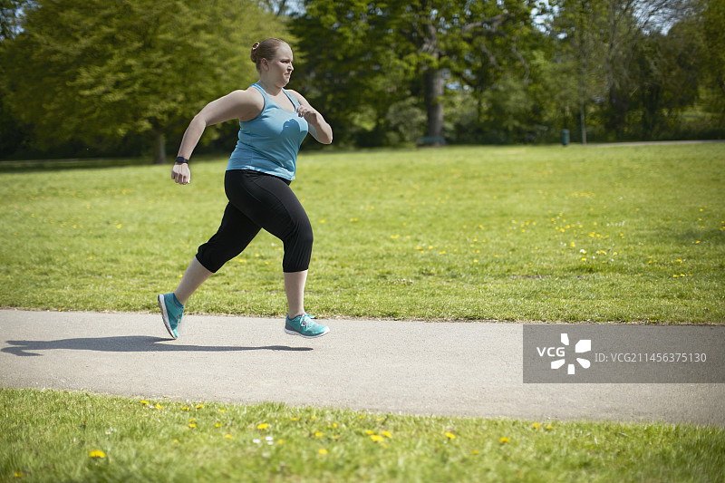 在小路上跑步的年轻女人图片素材