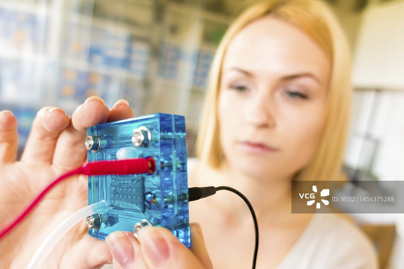 手持氢燃料电池的科学家图片素材