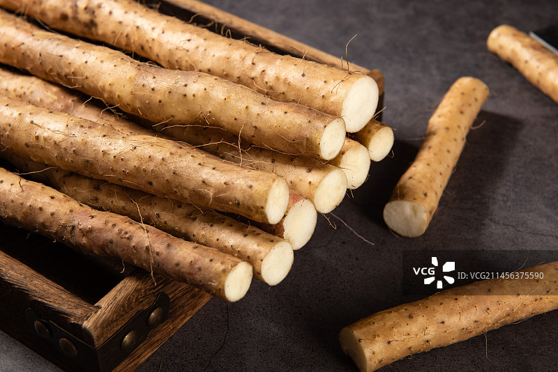 桌上新鲜的铁棍山药图片素材
