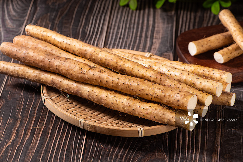 桌上新鲜的铁棍山药图片素材