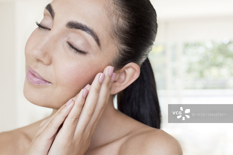 双手合十的女人图片素材