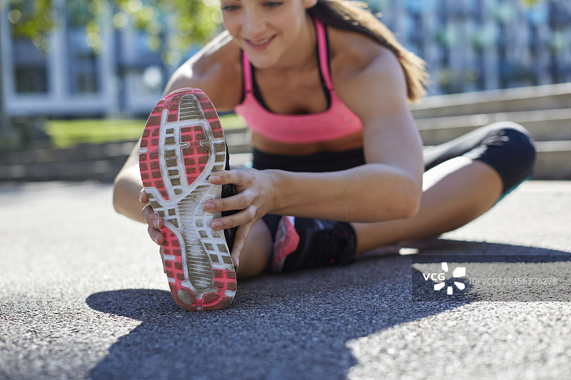 年轻女子伸展图片素材