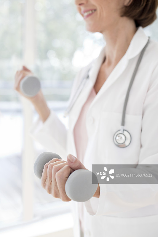 女医生拿着哑铃图片素材