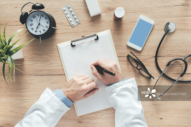 男医生写笔记图片素材
