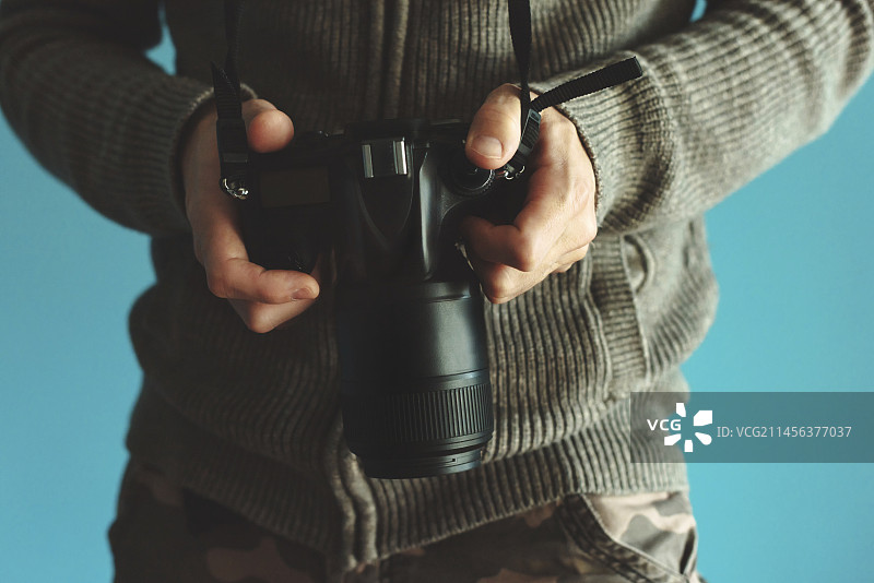 摄影师手持全画幅传感器单反相机图片素材