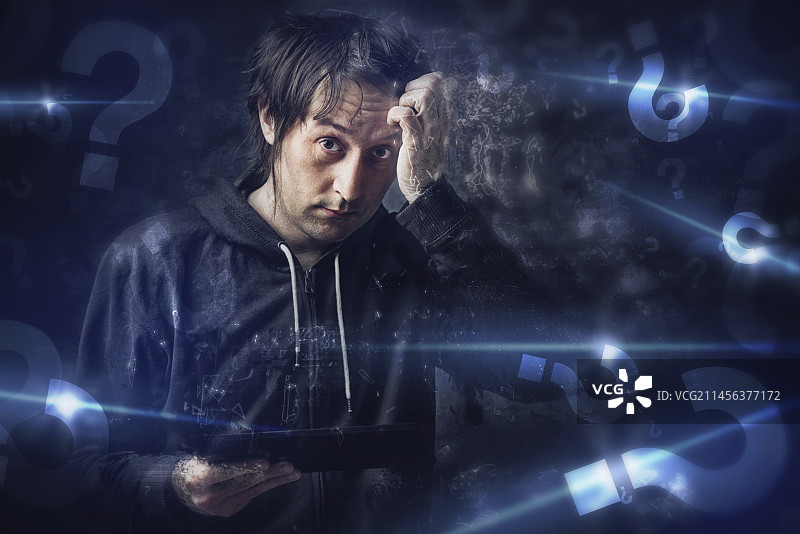 对平板电脑感到困惑的男人图片素材