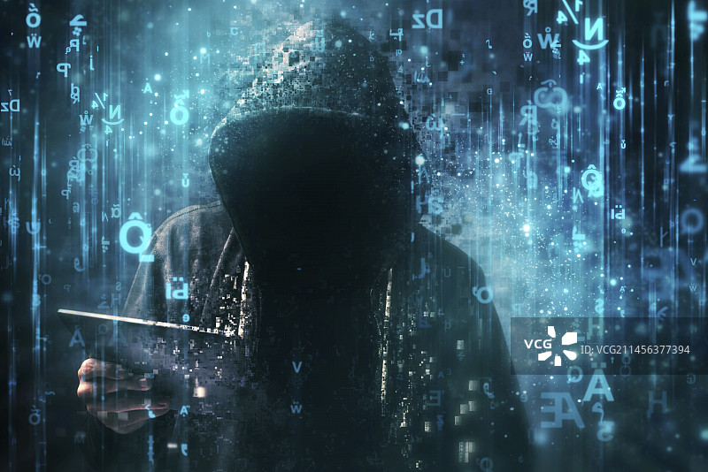 被矩阵代码包围的电脑黑客图片素材