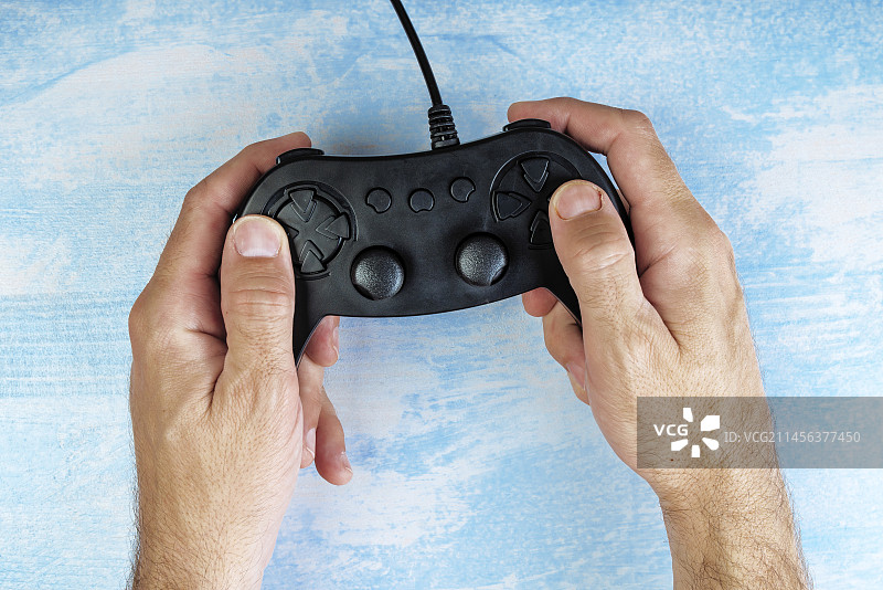 使用游戏手柄的游戏玩家图片素材