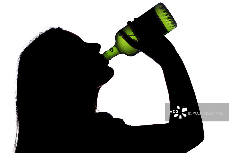 直接从瓶子里喝水的女人图片素材