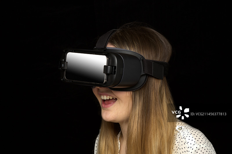 戴着虚拟现实耳机的女人图片素材