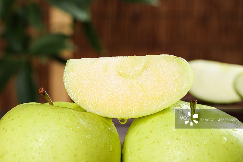 深底上的王林苹果图片素材