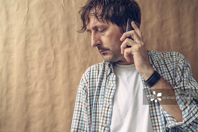 男人在电话里听到坏消息图片素材