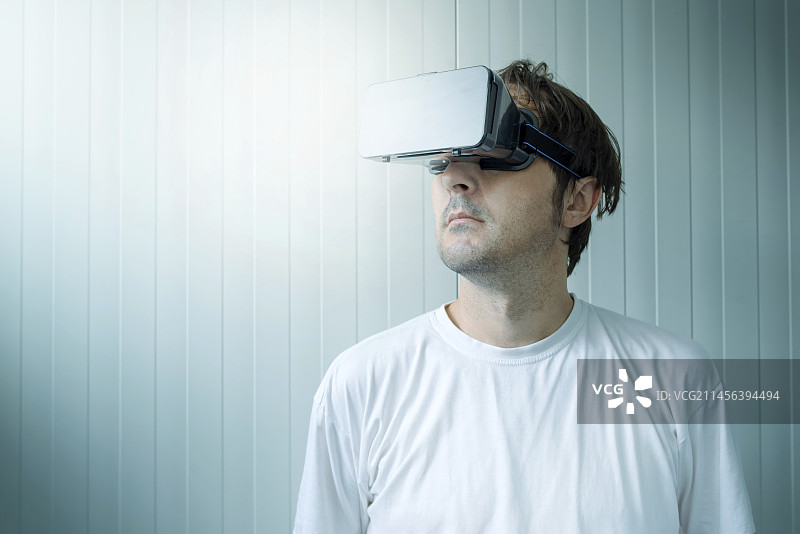 戴着VR头显的男人图片素材