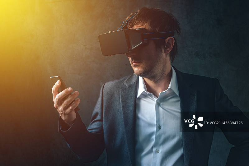 男人使用VR头显图片素材