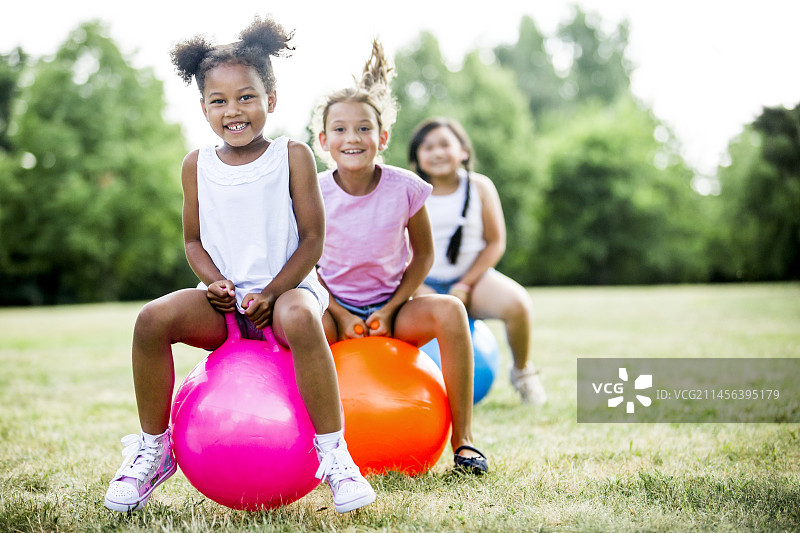 在充气跳跳球上玩耍的女孩图片素材