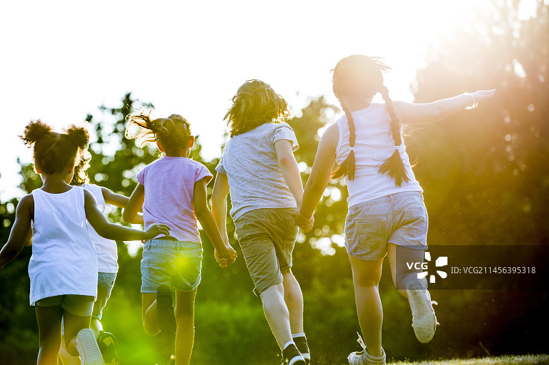 孩子们手牵手奔跑图片素材