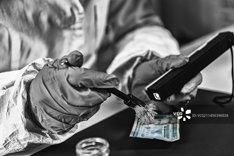 法医专家检查犯罪现场证据图片素材