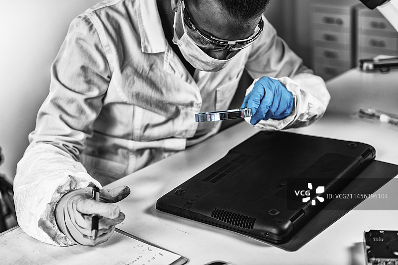 数字取证调查员工作照图片素材