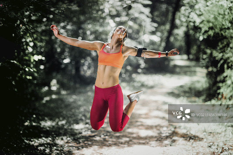 在公园里跳跃的女人图片素材