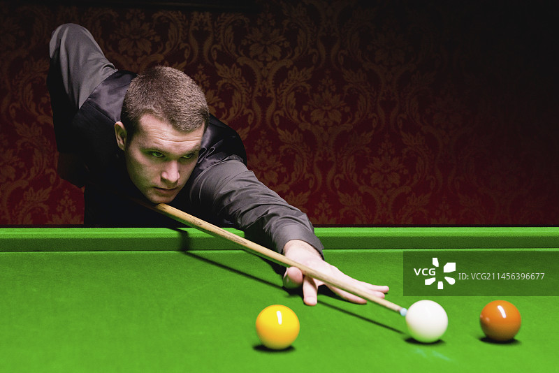 斯诺克球员击球图片素材