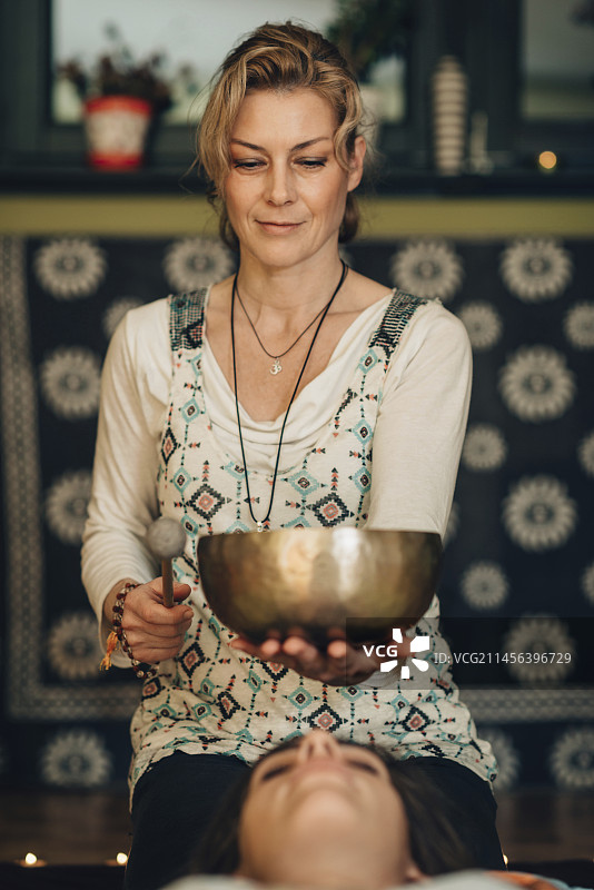 藏族颂钵疗法图片素材