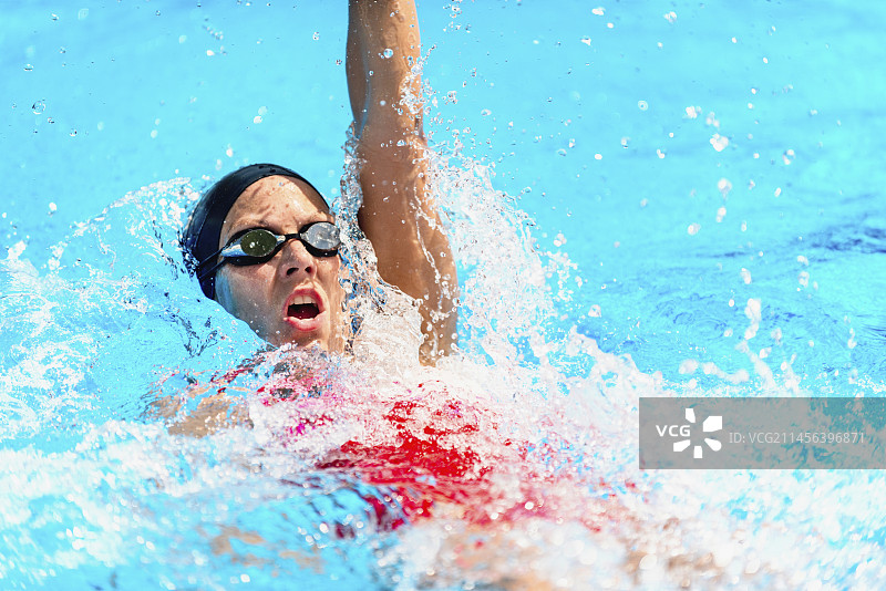仰泳的女人图片素材