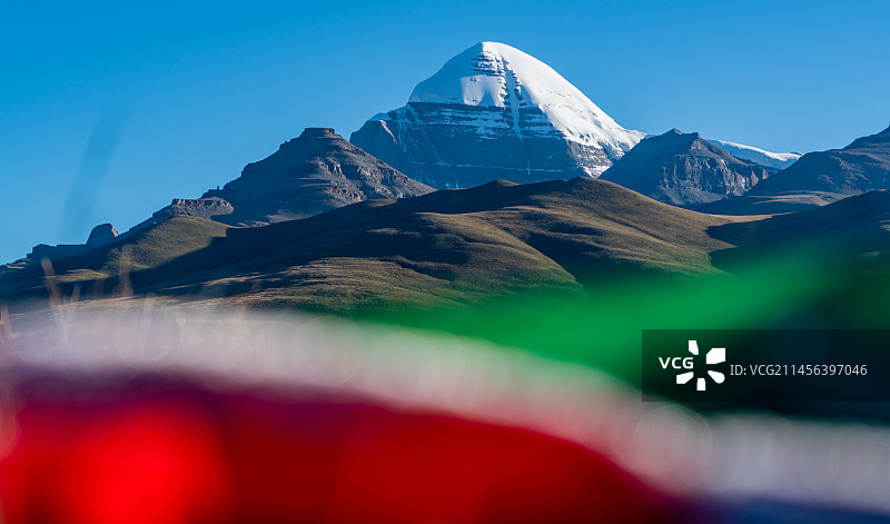 色彩衬托中的岗仁波齐图片素材