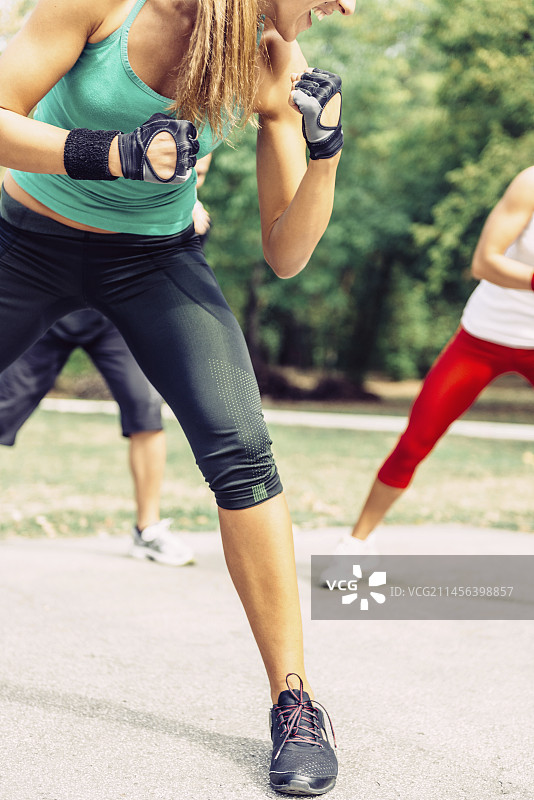 户外自由搏击训练图片素材